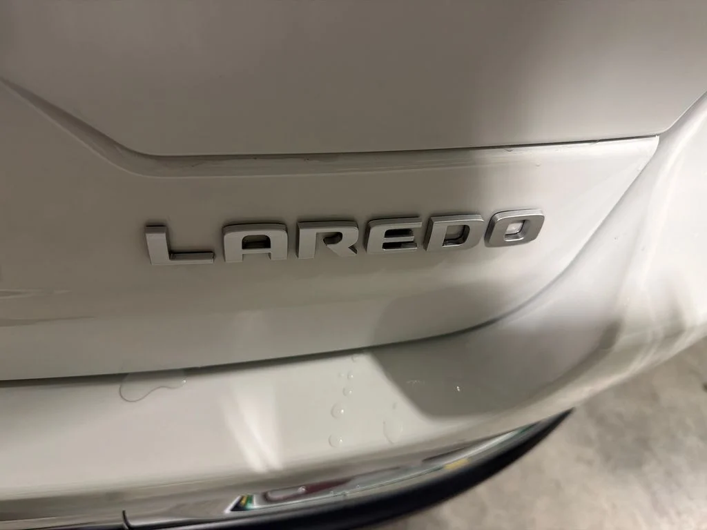 New 2026 Bright White Clear-Coat Exterior Paint Jeep Laredo X image 10