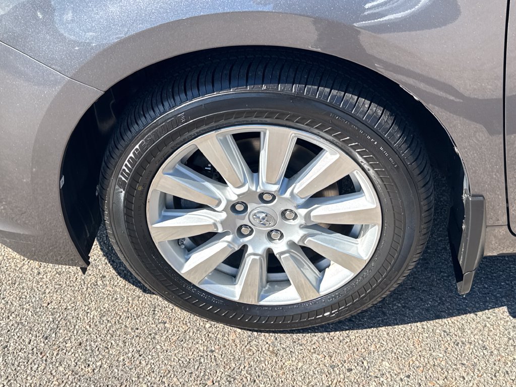 Used 2017 Gray Toyota XLE Premium image 41