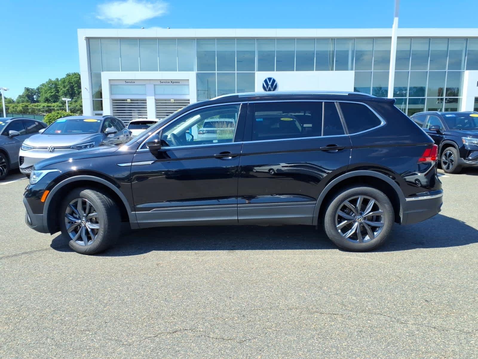 Certified Used 2023 DEEP BLACK PEARL EFFECT Volkswagen SE image 8