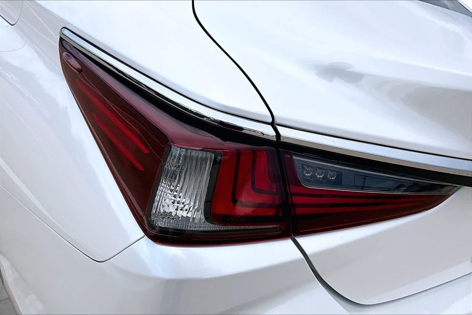 Used 2020 Eminent White Pearl Lexus  image 29