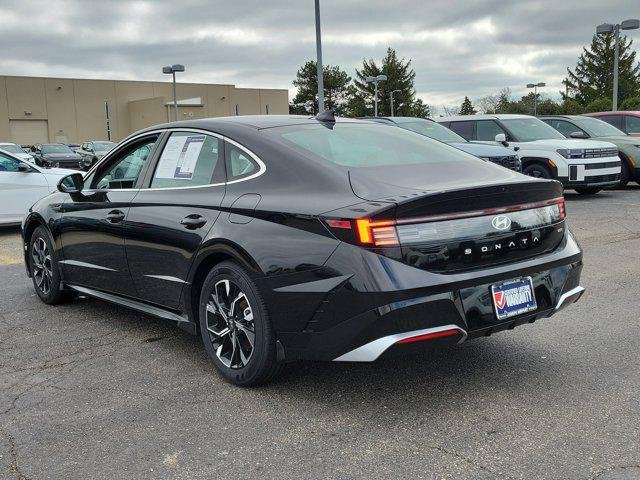 New 2025 Abyss Black Hyundai SEL image 3