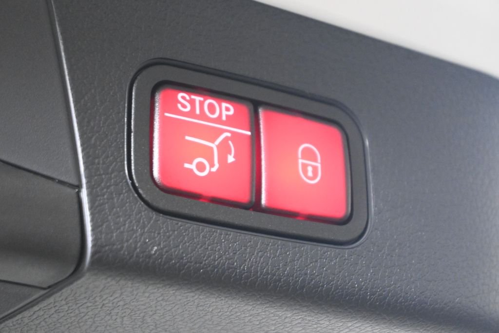 Used 2026 Polar White Mercedes-Benz GLB 250 image 36