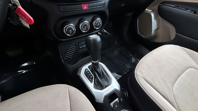 Used 2015 Silver Jeep Latitude image 14