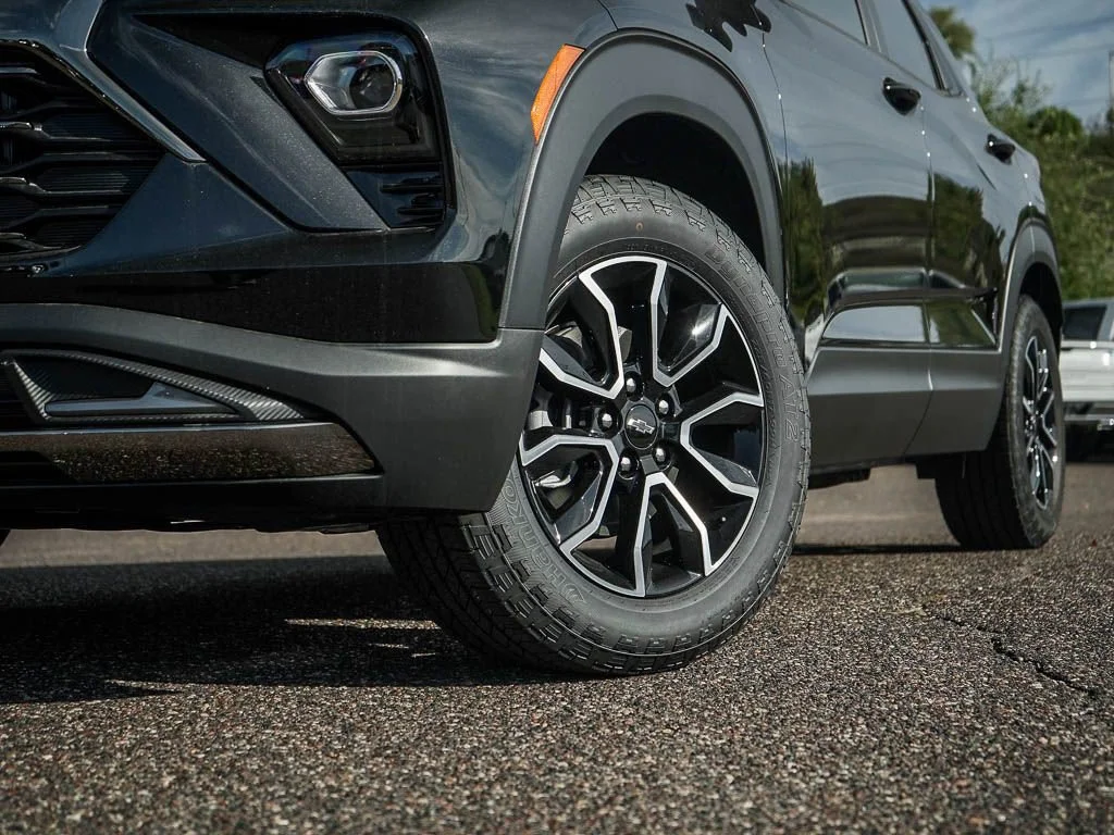 New 2026 Mosaic Black Metallic Chevrolet ACTIV image 5