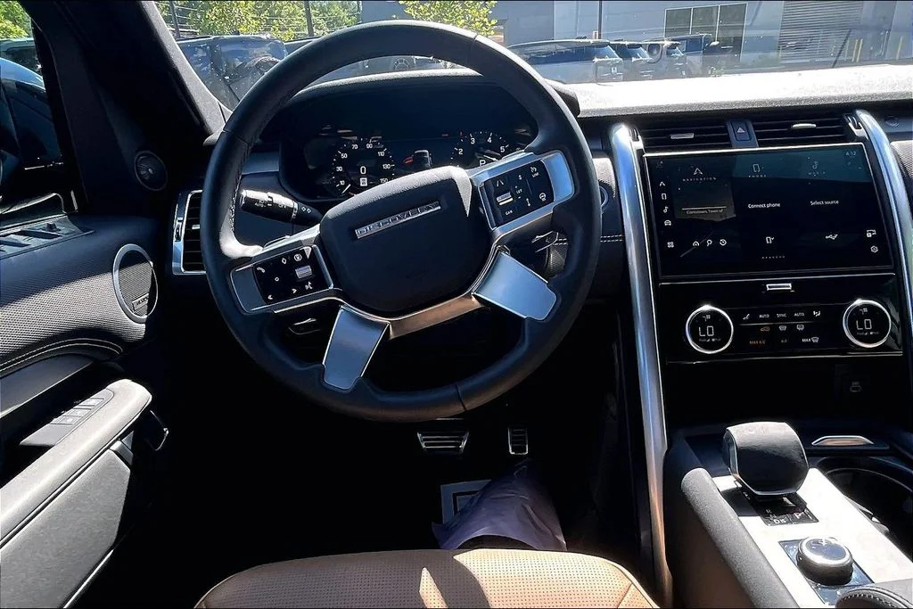 Used 2025 Carpathian Grey Premium Metallic Land Rover Dynamic SE image 5