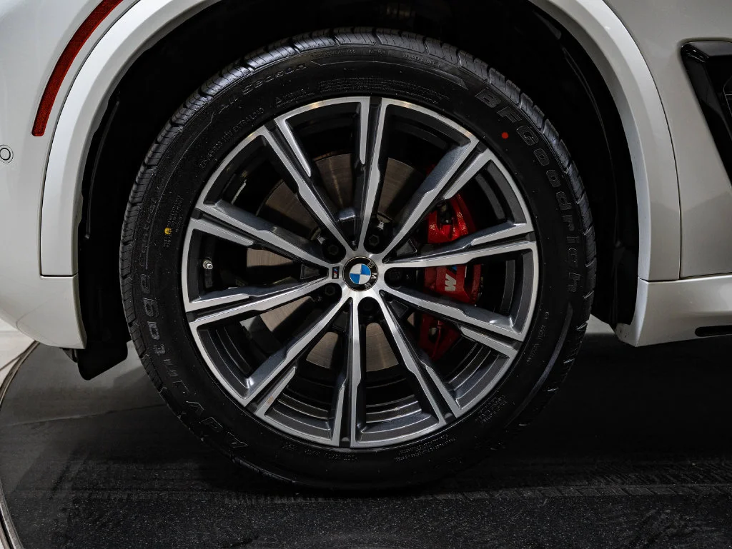 Used 2025 Mineral White Metallic BMW xDrive40i image 13