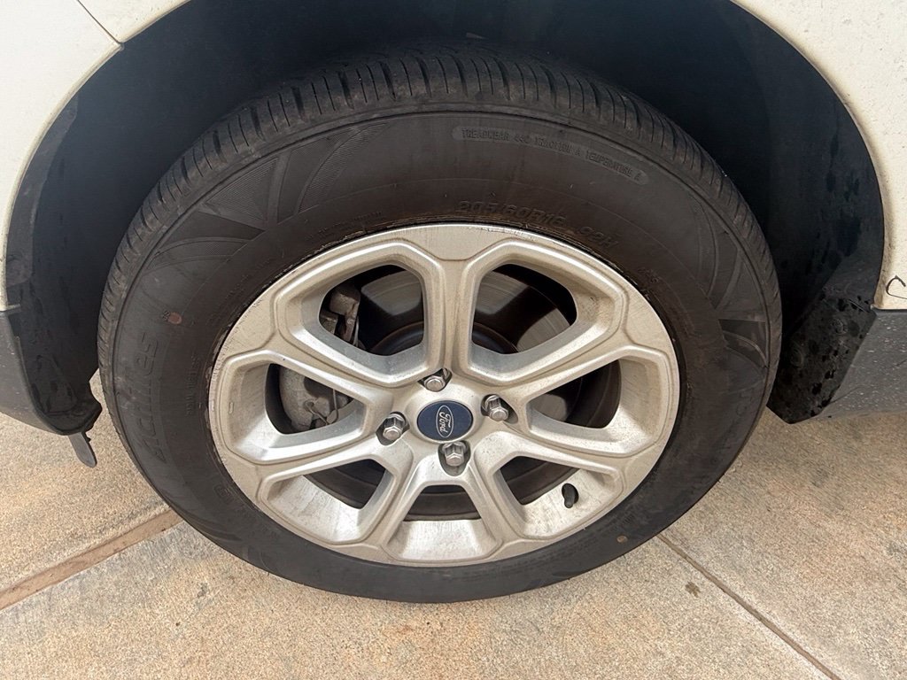 Used 2018 Diamond White Ford SE image 9