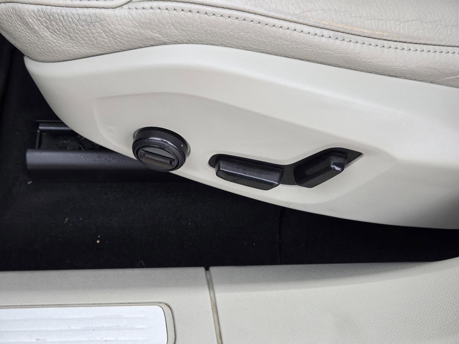 Used 2020 Crystal White Volvo Momentum image 28