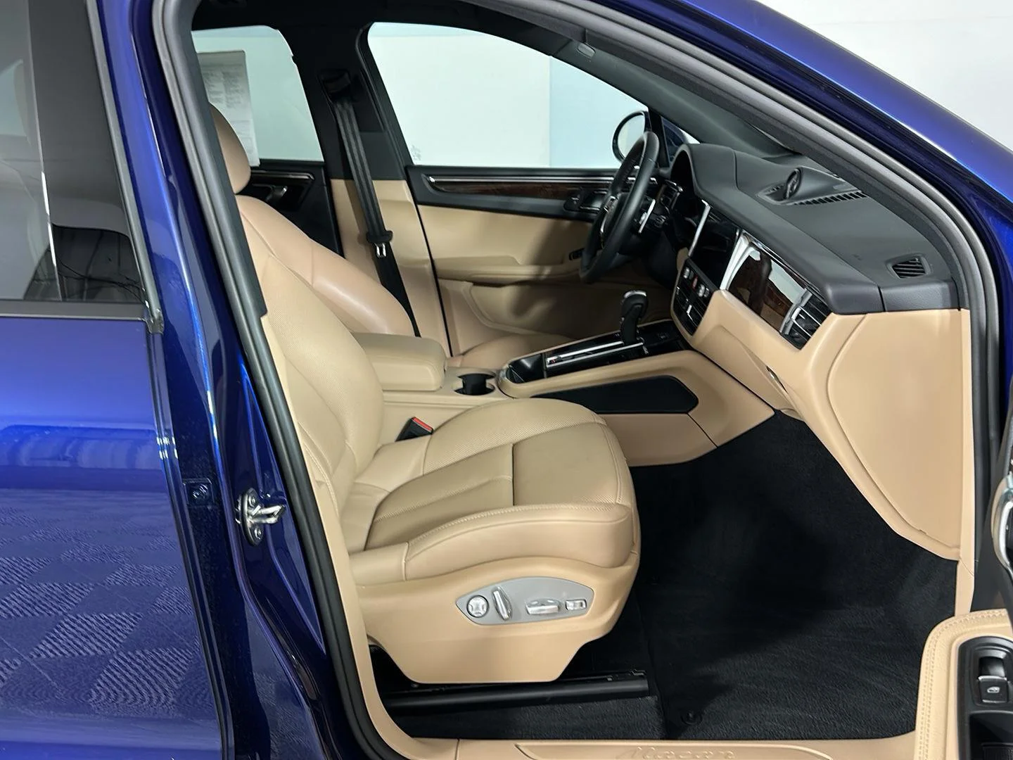 Used 2026 Gentian Blue Metallic Porsche Base image 32
