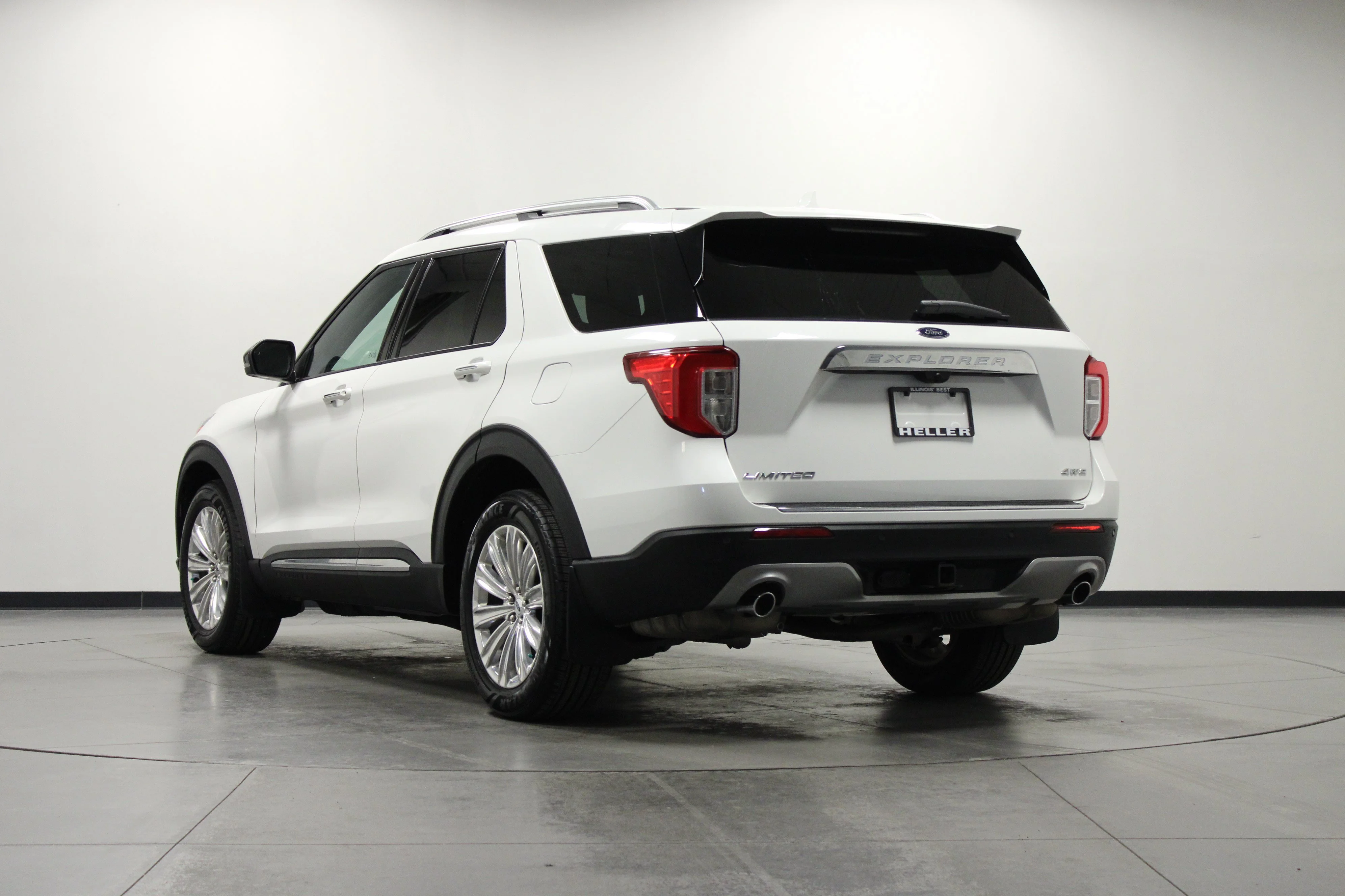 Used 2022 White Metallic Ford Limited image 6