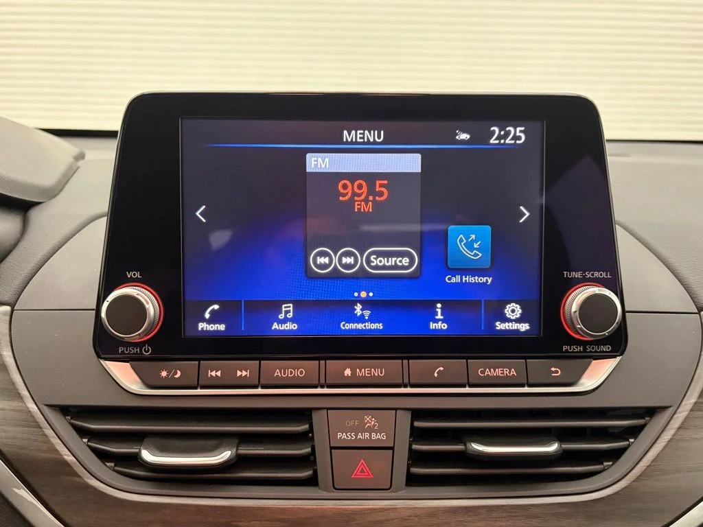 Used 2025 Silver Nissan 2.5 SV image 6
