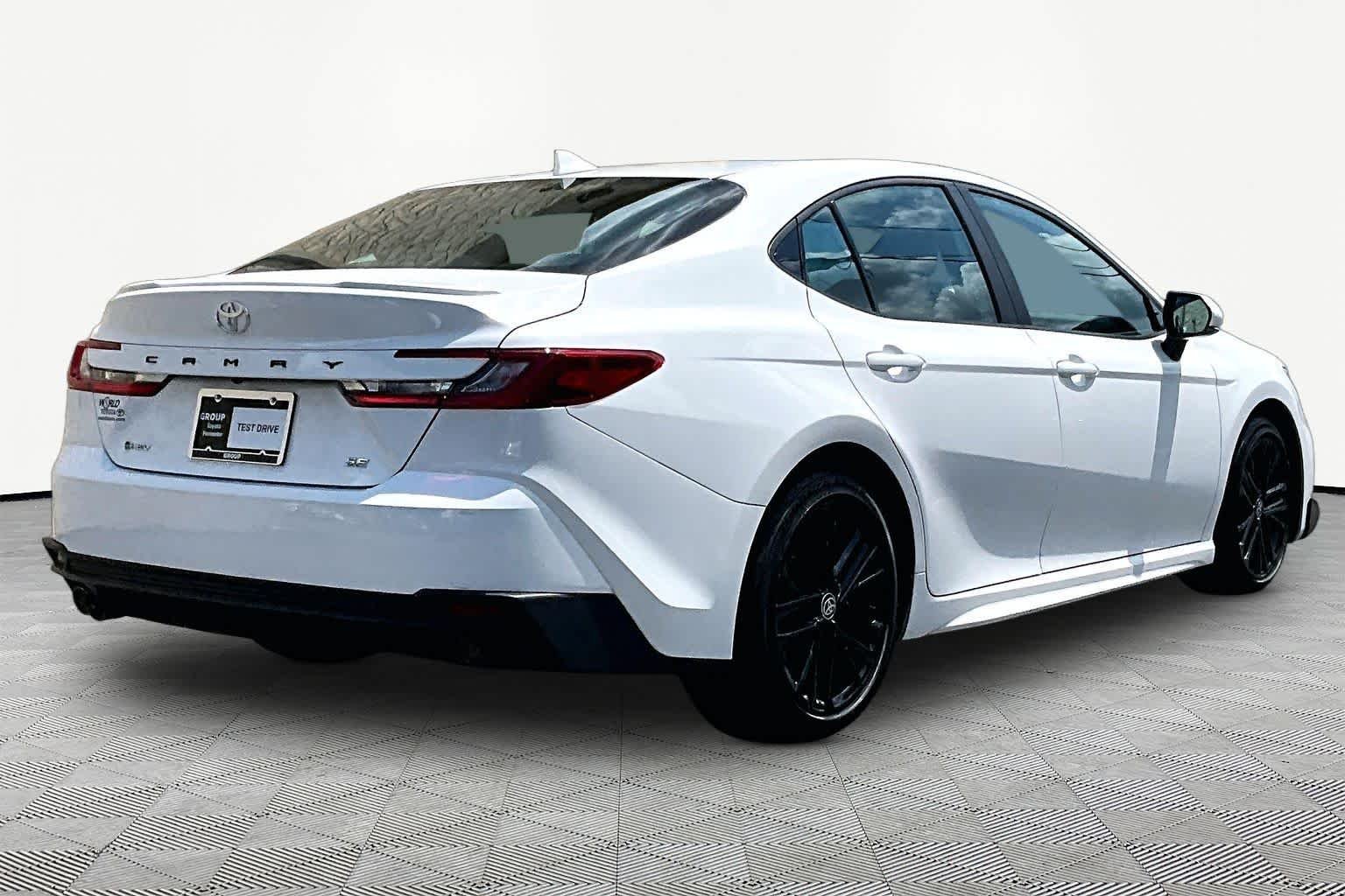 Used 2025 Ice Cap Toyota SE image 13