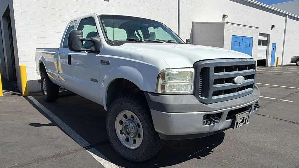 Used 2006 Oxford White Clearcoat Ford XL image 1