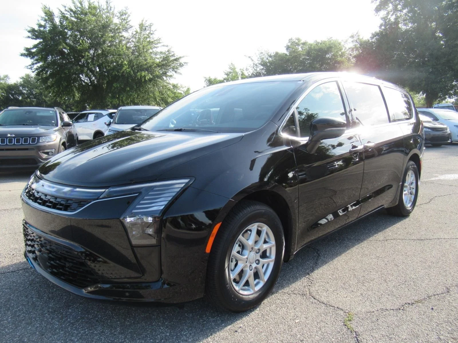 New 2027 Diamond Black Crystal Pearl-Coat Exterior Paint Chrysler Select image 3