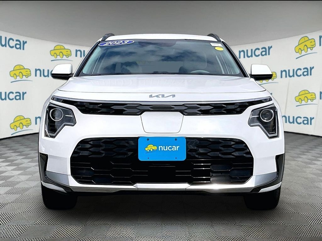 Used 2023 White Kia Wind image 2