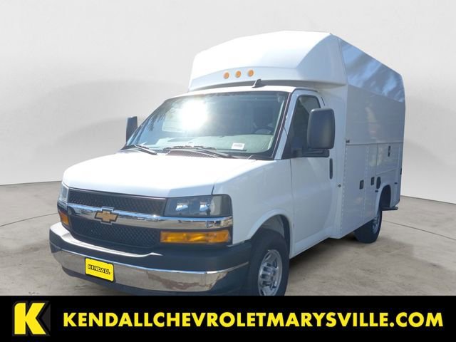 Summit White 2025 Chevrolet Express Chassis 3500 Cutaway 139 Van Rear-Wheel Drive