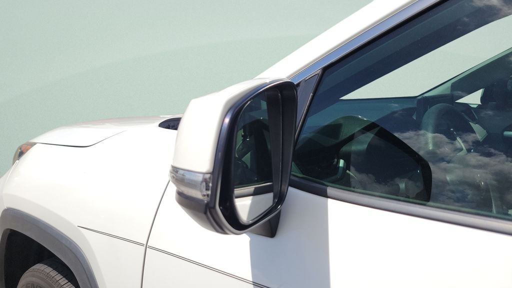 Used 2020 White Toyota XLE image 4