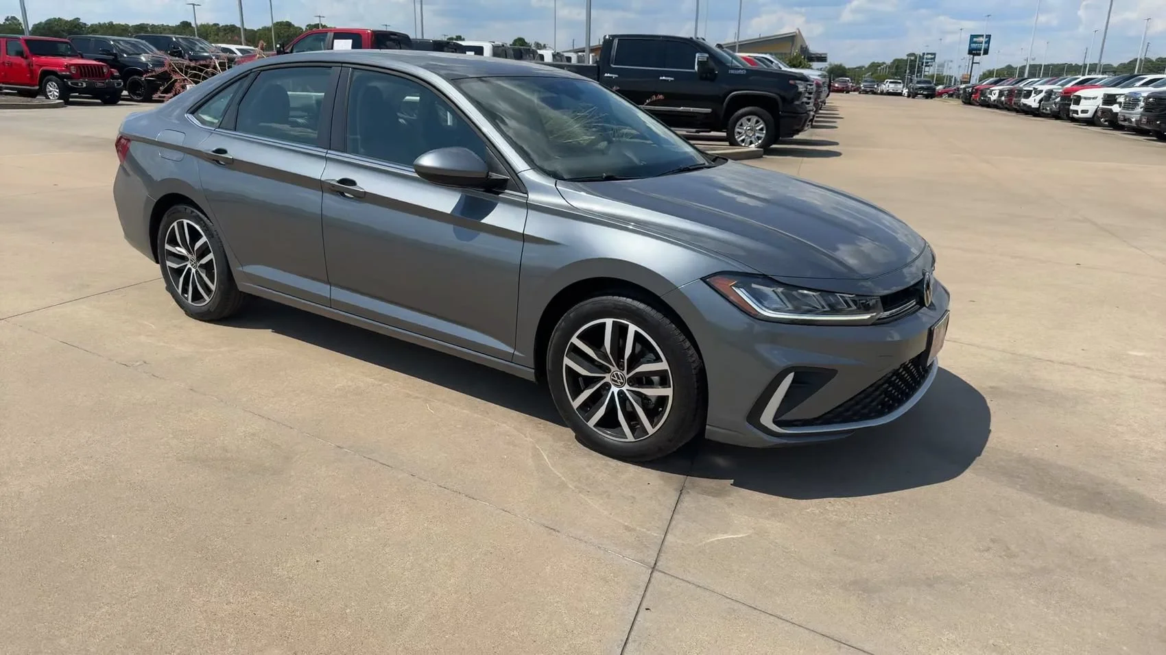 Used 2025 Gray Volkswagen SE image 3