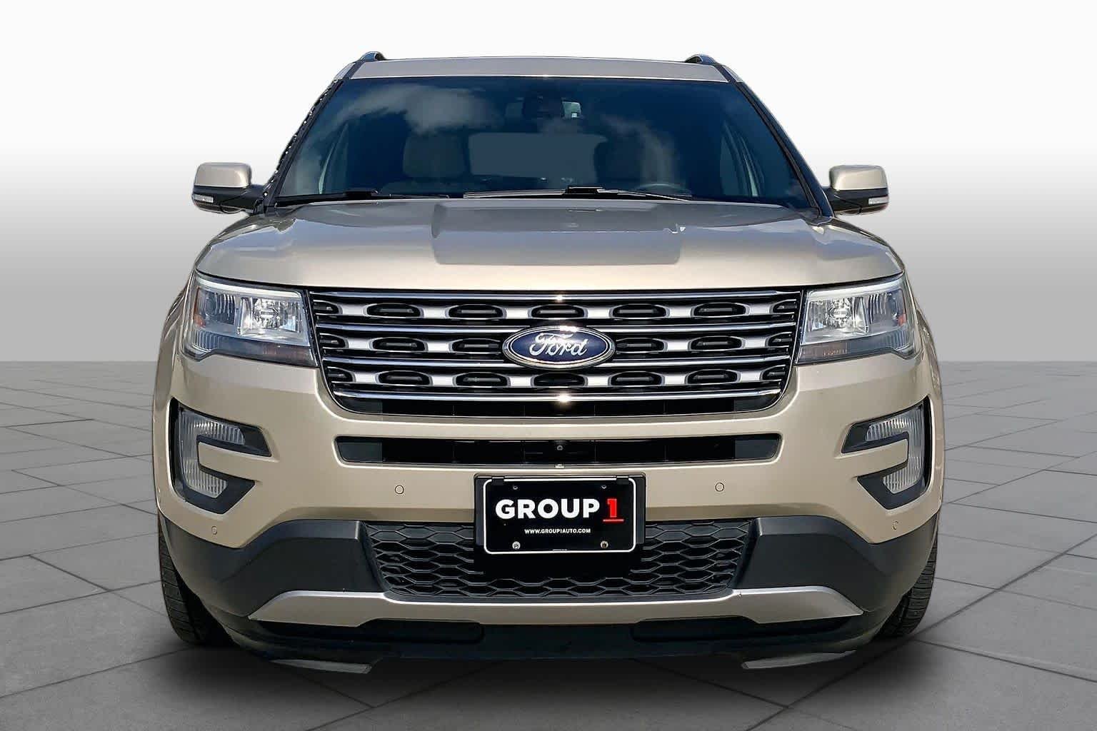 Used 2017 White Gold Metallic Ford Limited image 4