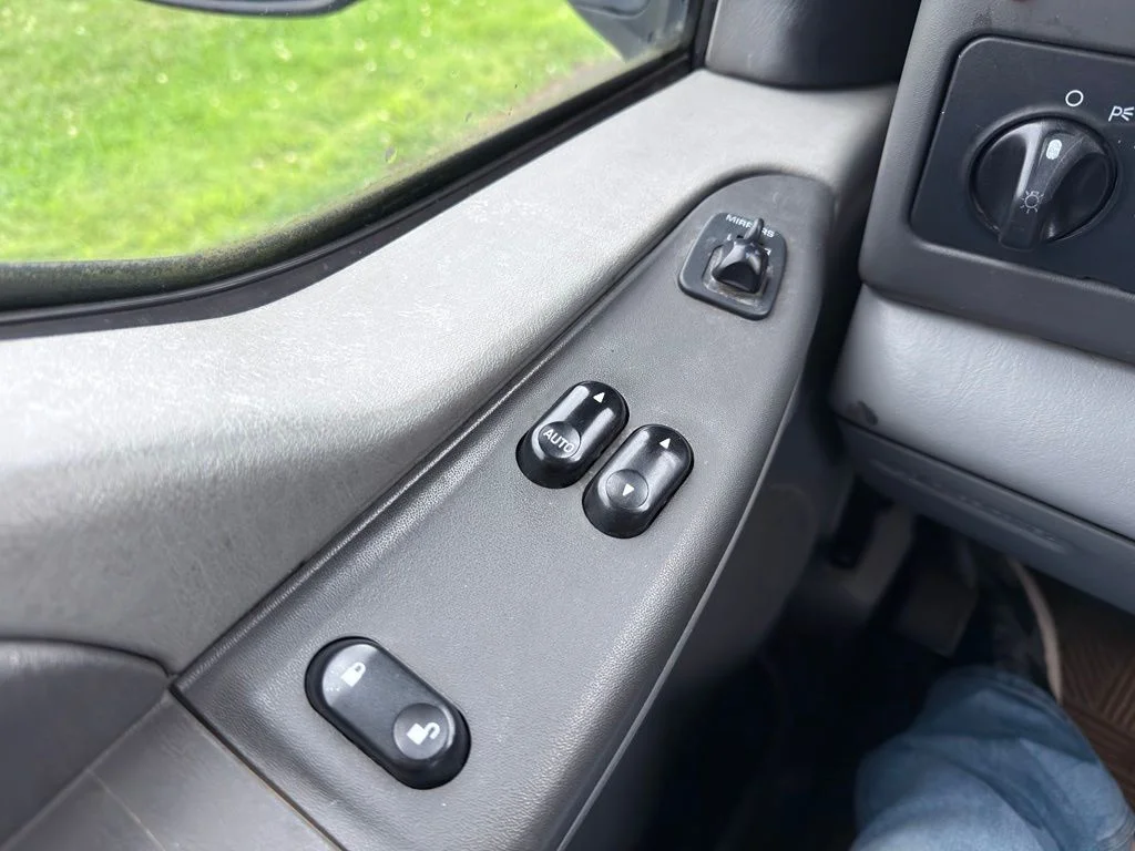 Used 2004 White Ford  image 33