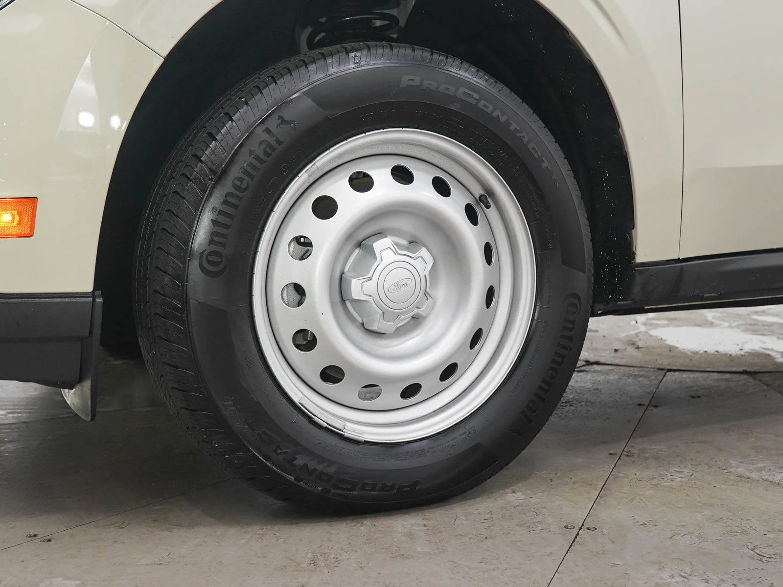 Used 2025 Beige Ford XL image 29