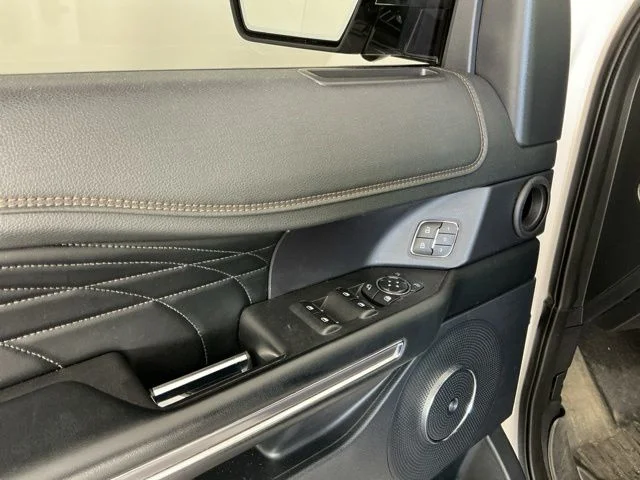 Used 2019 White Platinum Metallic Tri-Coat Ford Platinum image 8