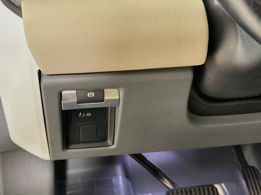 Used 2022 Black Land Rover S image 10