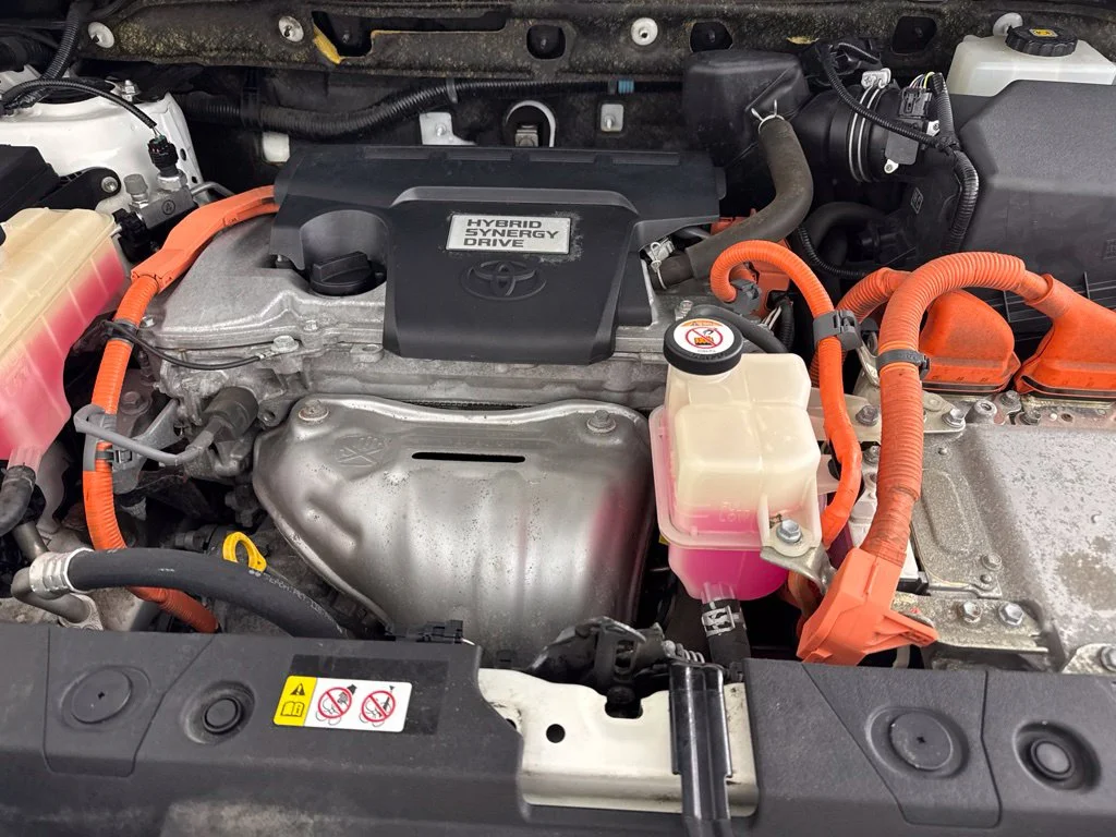 Used 2018 White Toyota LE image 28
