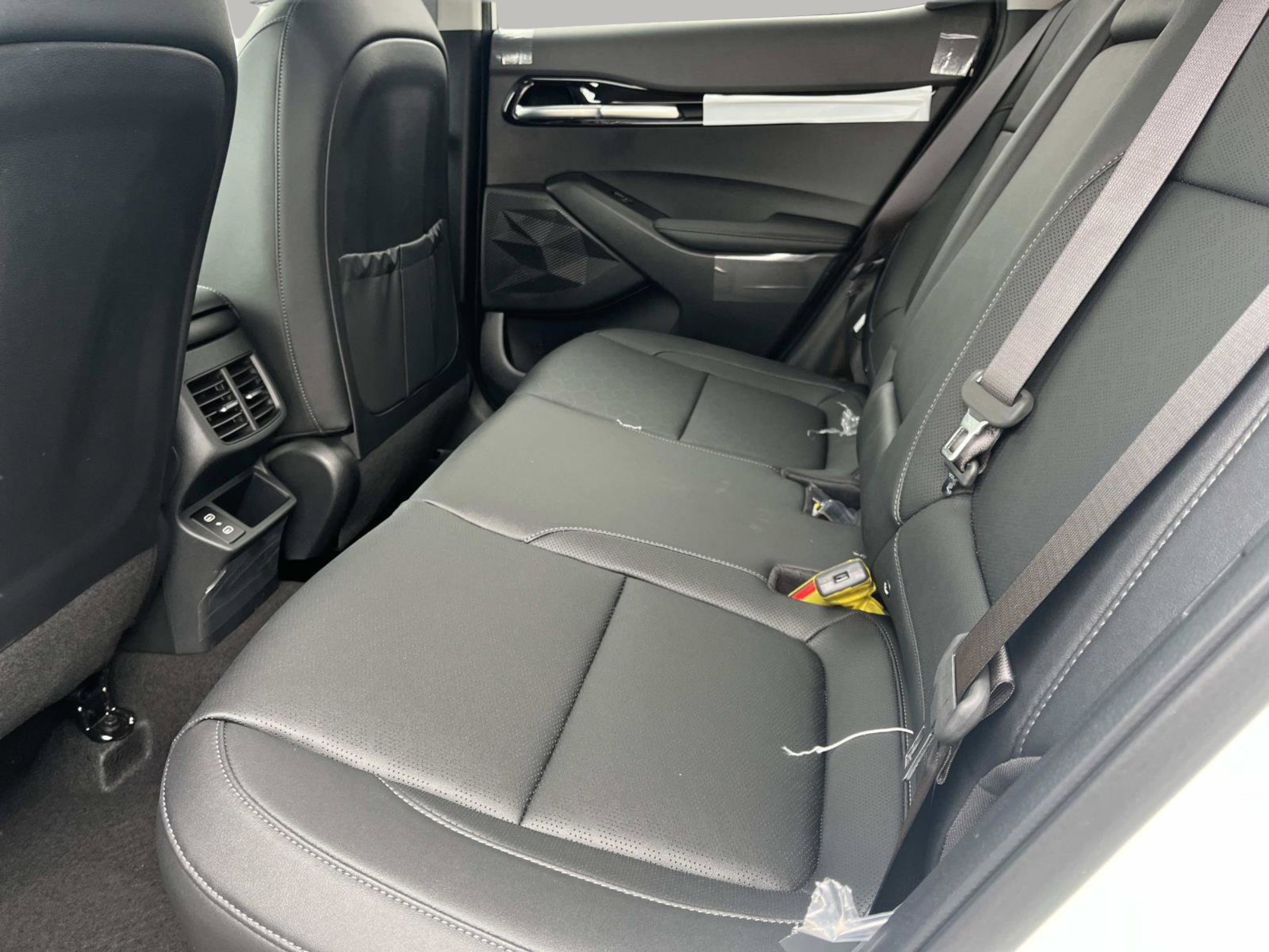 New 2026 Snow White Pearl Kia EX image 20