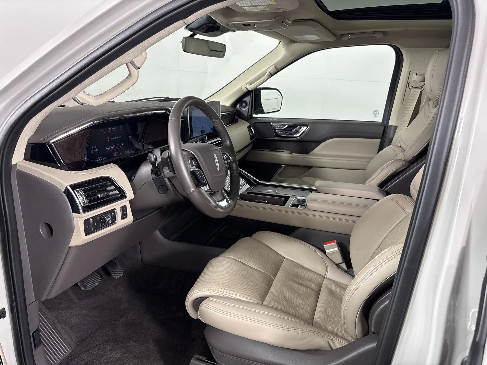 Used 2022 Ceramic Pearl Metallic Tri-Coat Lincoln Reserve image 5