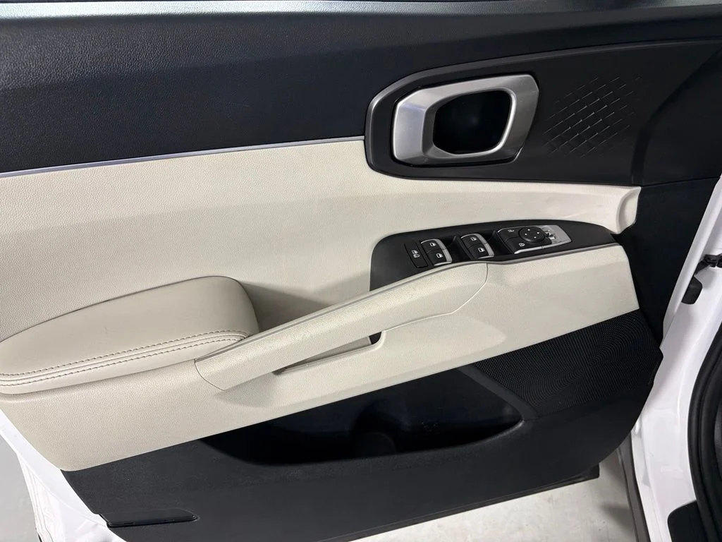 Used 2022 White Kia S image 14