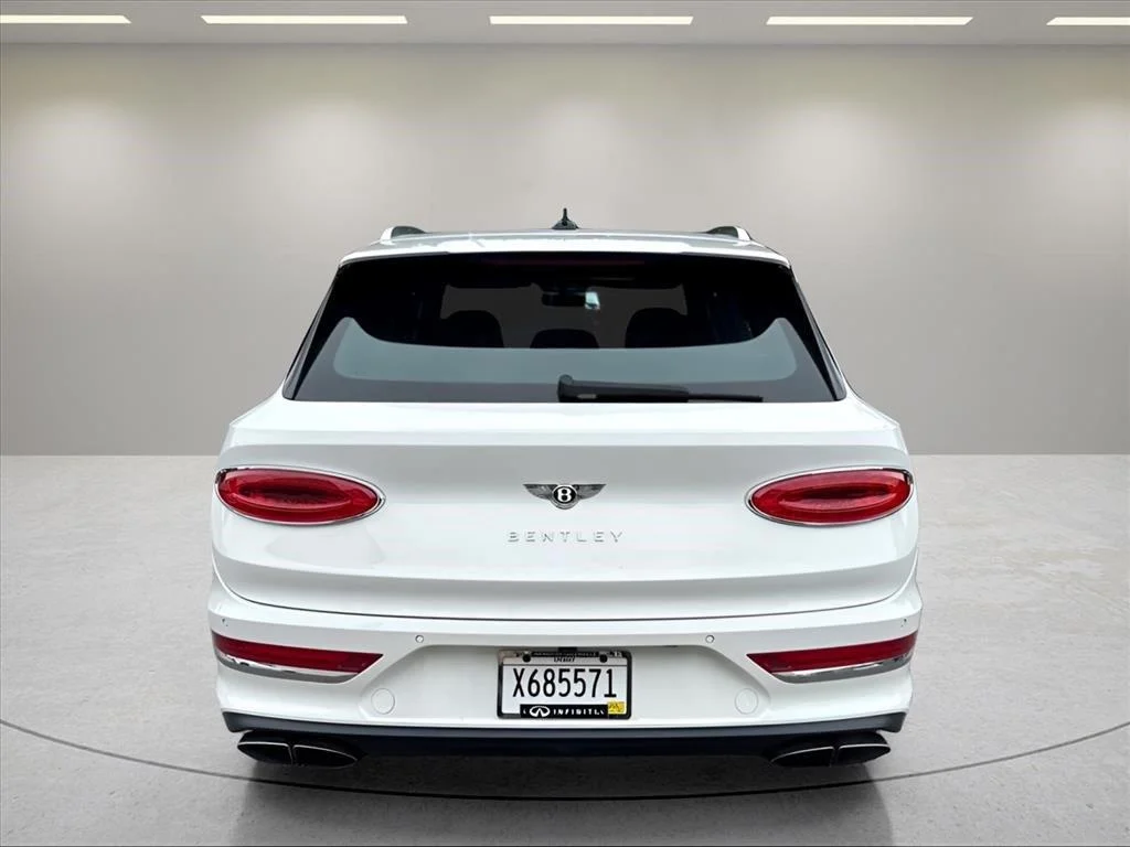 Used 2023 Glacier White Bentley V8 image 4