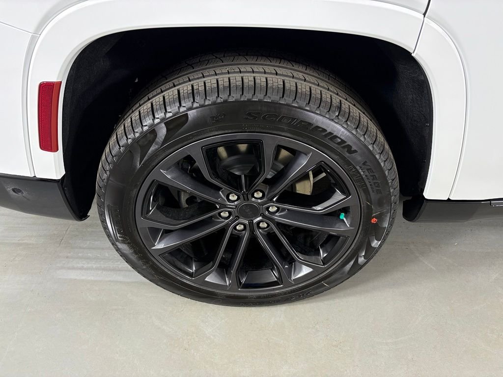 New 2026 Bright White Clear-Coat Exterior Paint Jeep Summit Reserve image 11