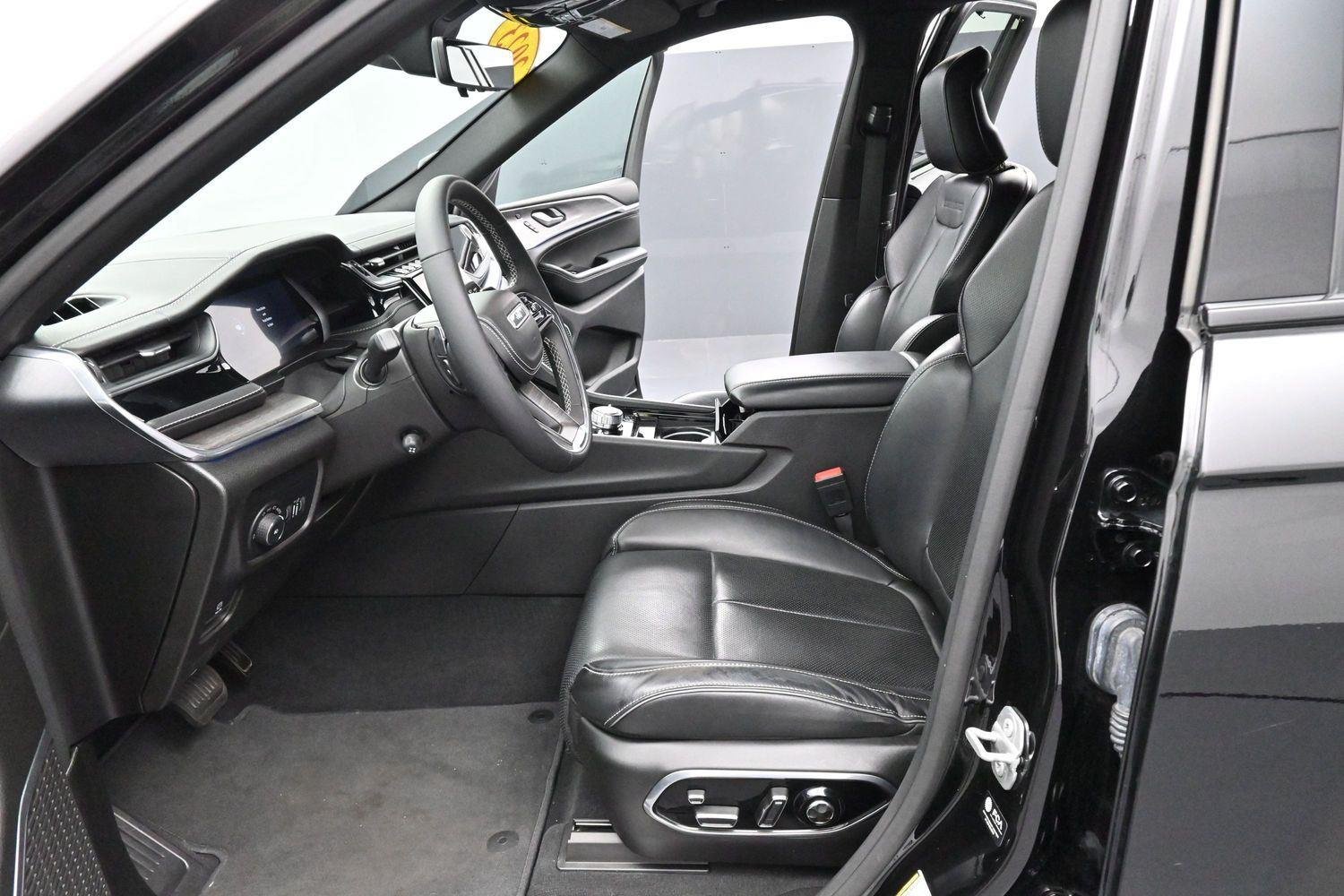 Used 2023 Diamond Black Crystal Pearlcoat Jeep Overland image 15