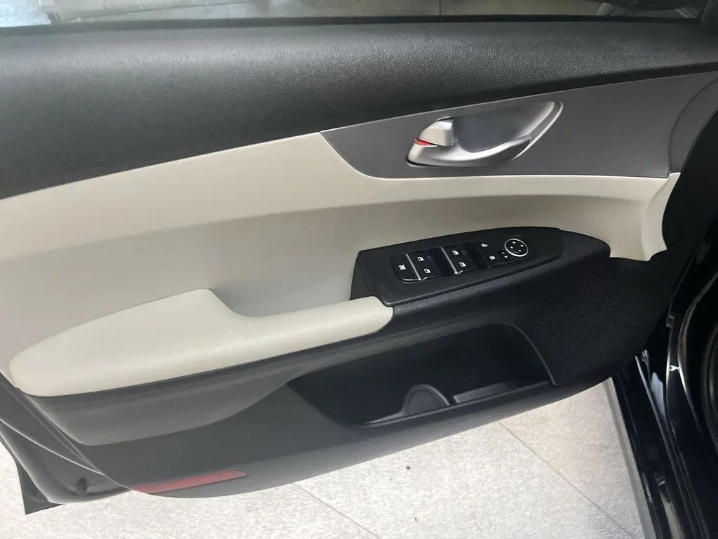 Used 2023 Black Kia LXS image 13