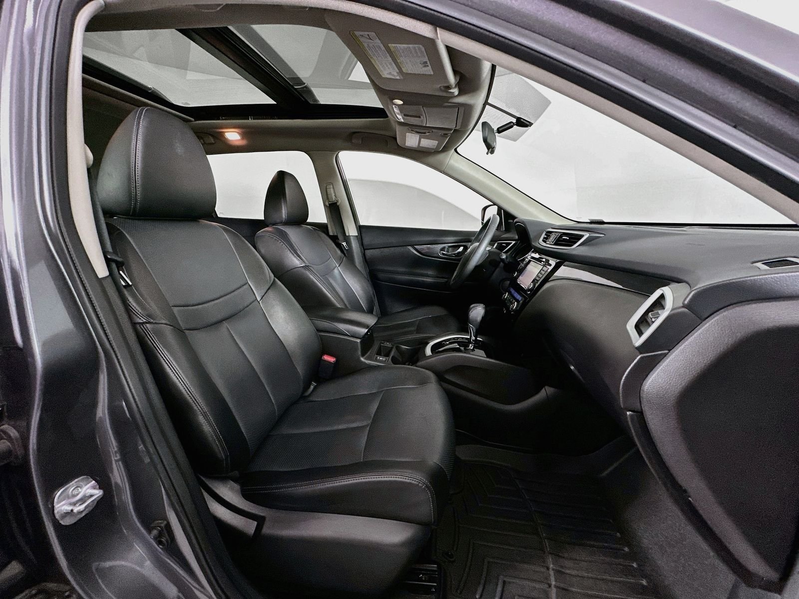 Used 2015 Gun Metallic Nissan SL image 30