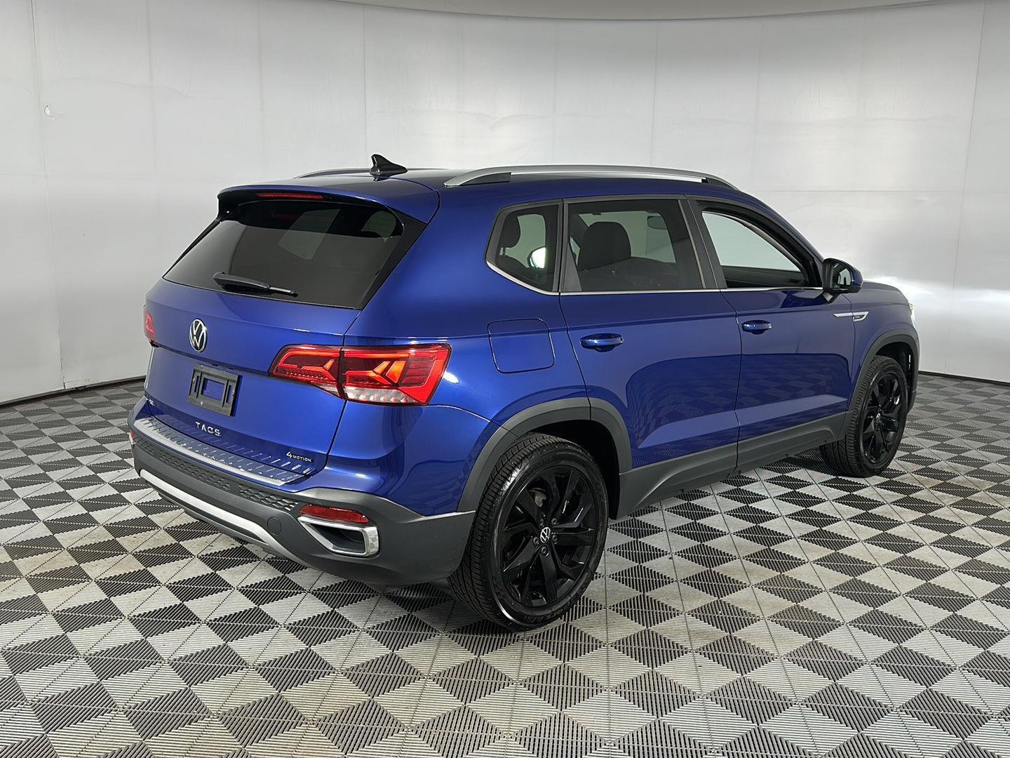 Used 2023 Dusk Blue Metallic Volkswagen SE image 12