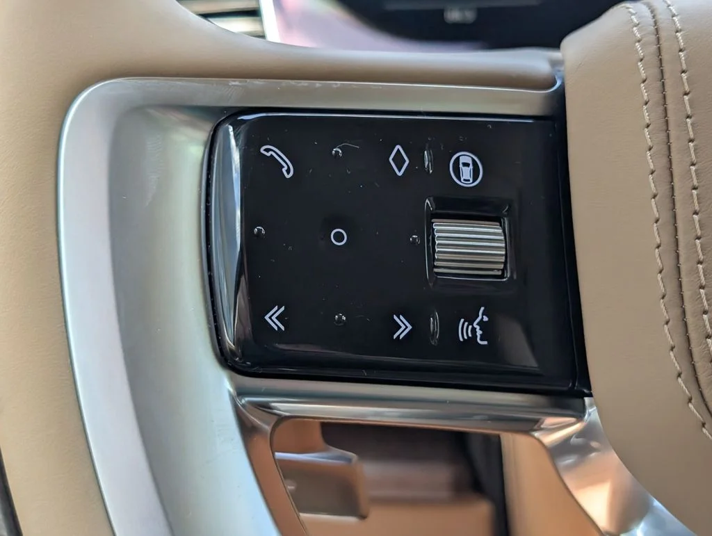 New 2026 Ostuni Pearl White Land Rover SE image 23