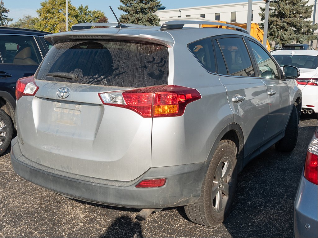Used 2015 Classic Silver Metallic Toyota XLE image 6