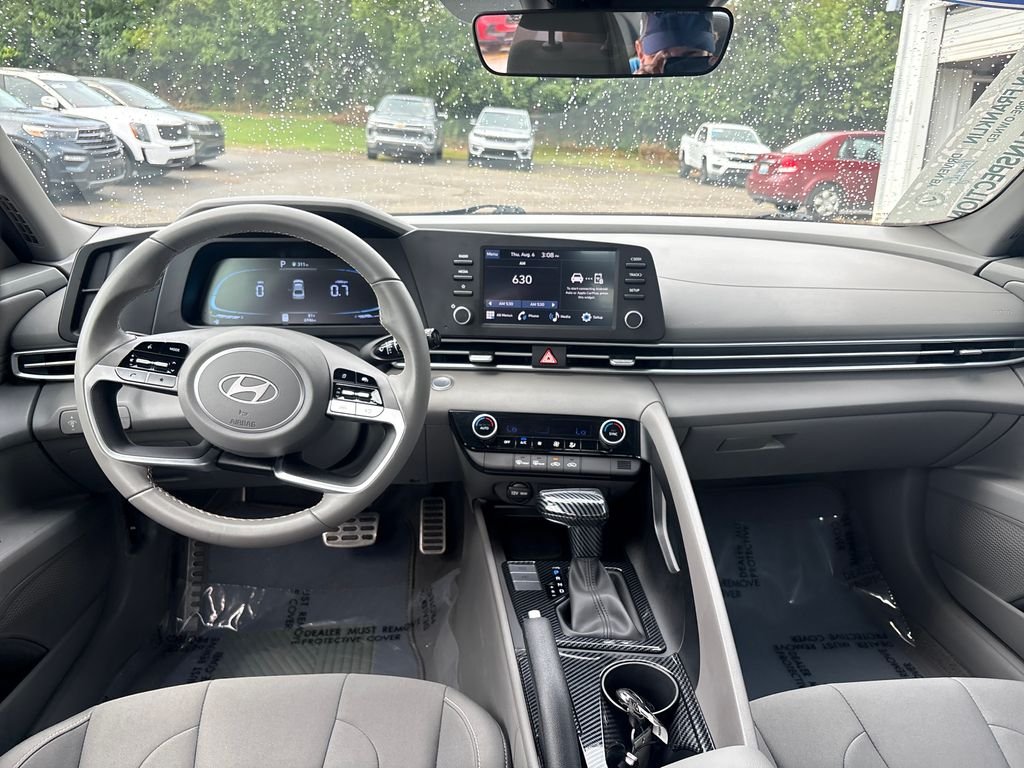 Used 2025 Silver Hyundai SEL Sport image 15
