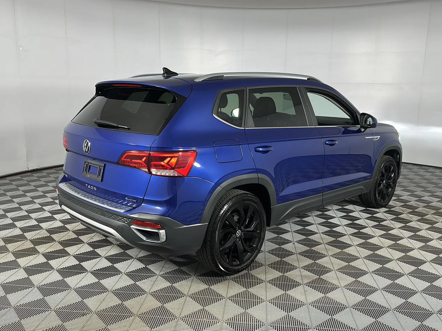 Used 2023 Dusk Blue Metallic Volkswagen SE image 12