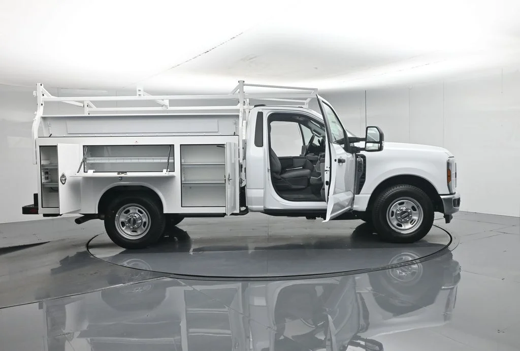 New 2026 Oxford White Ford XL image 4