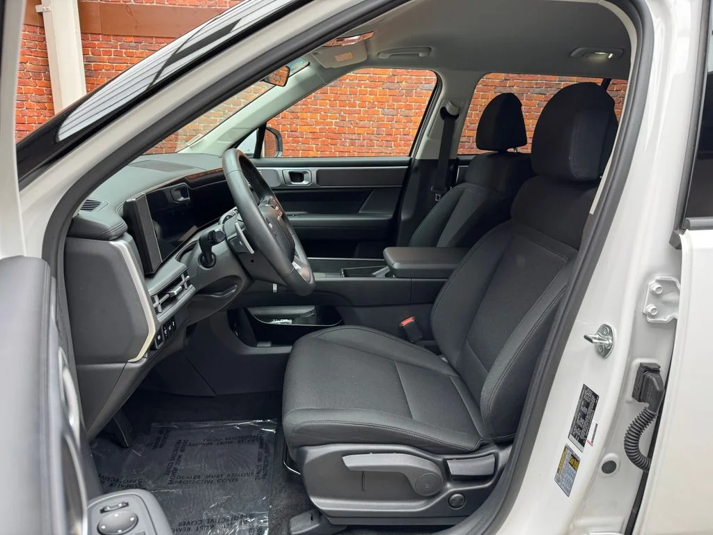Certified Used 2025 White Hyundai SE image 23