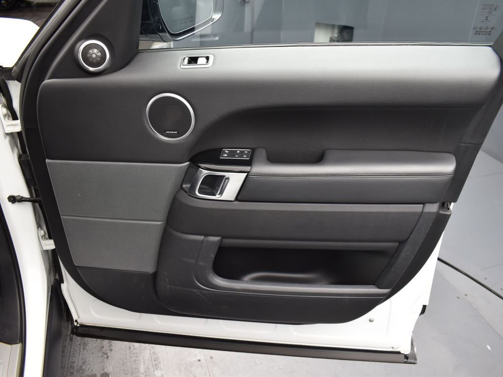 Used 2019 White Land Rover HSE image 5