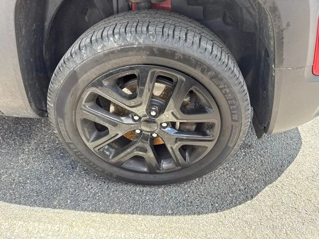 Used 2018 Red Jeep Latitude image 10