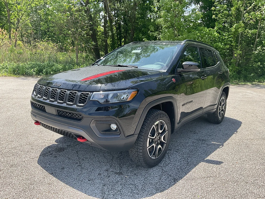 New 2026 Diamond Black Crystal Pearl-Coat Exterior Paint Jeep Trailhawk image 3