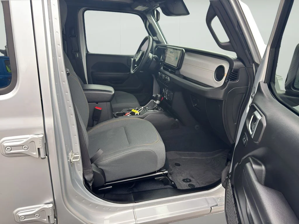 Used 2024 Silver Zynith Clearcoat Jeep Sport S image 10