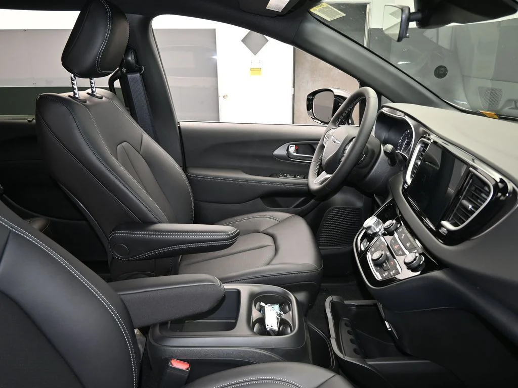 2026 Chrysler Voyager LX - Photo 41