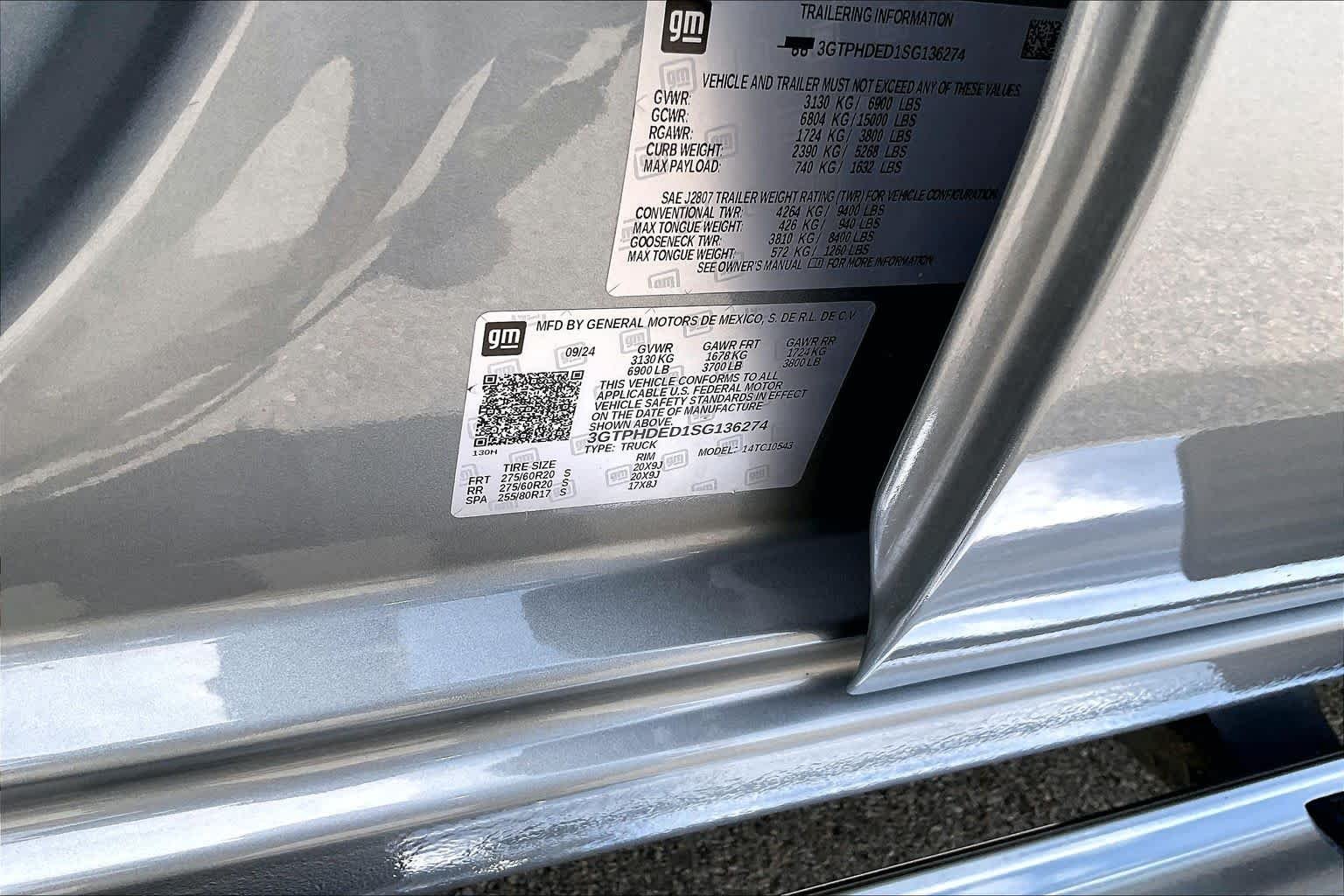 Used 2025 Sterling Metallic GMC SLT image 34