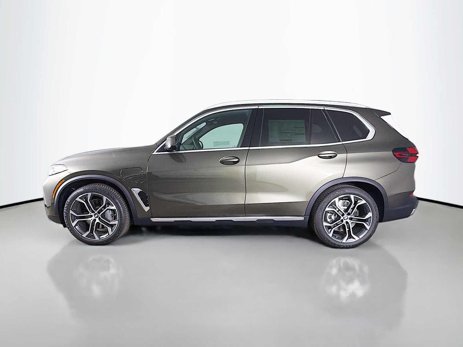 New 2026 Manhattan Green Metallic BMW xDrive50e image 4